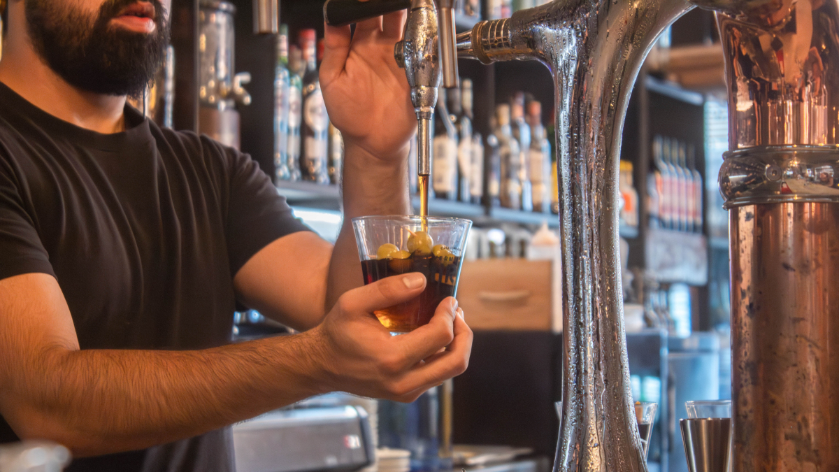 Fotografia d’arxiu d’un vermut sent servit al Museu del Vermut de Reus.