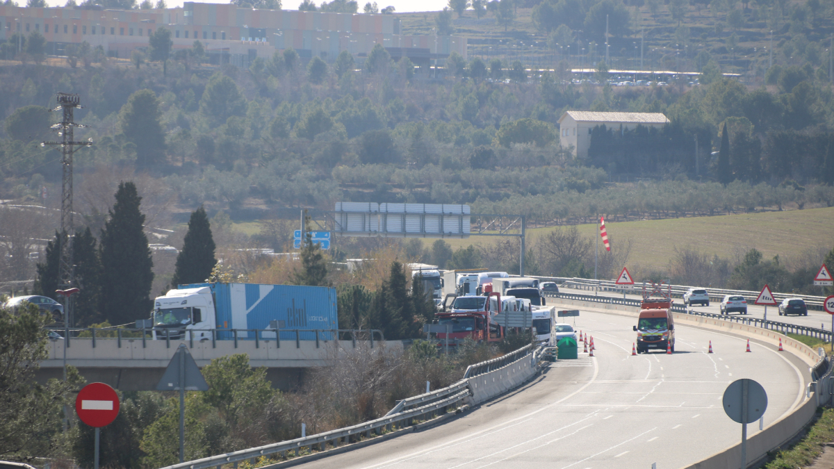 Punt de l'AP7 on es veu l'autopista tallada en sentit nord.