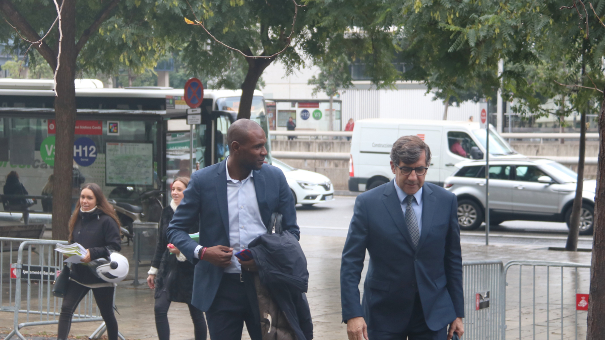 Eric Abidal i el seu advocat, Carles Monguilod, arribant a la Ciutat de la Justícia el 2019.