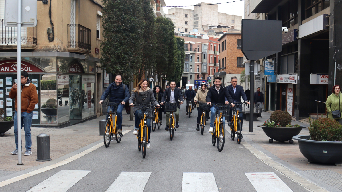 L'alcaldessa de Reus, Sandra Guaita, i la resta de regidors estrenant La Ganxeta.