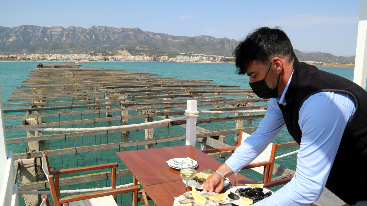 Un camarero en un restaurante de las tierras del Ebro