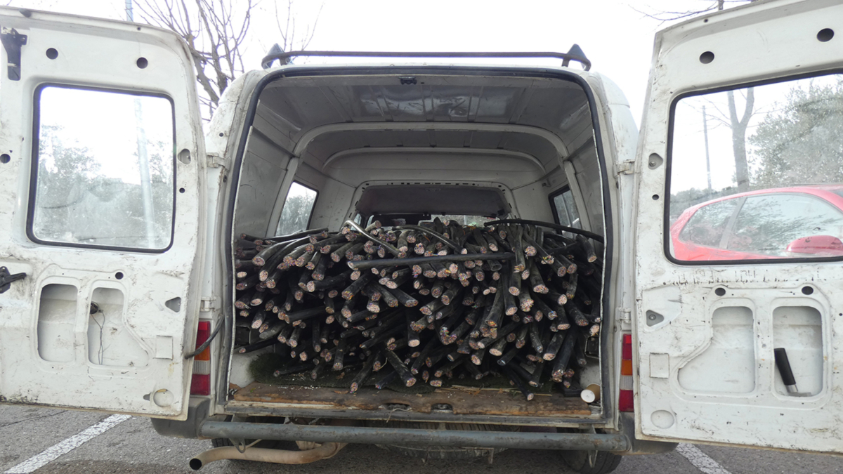 La furgoneta amb el cablejat que es van emportar els detinguts.