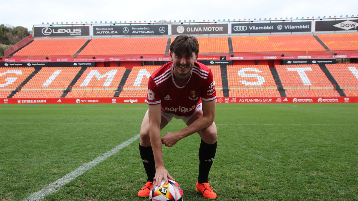 Álex Mula durante el momento de su presentación con la camiseta grana.