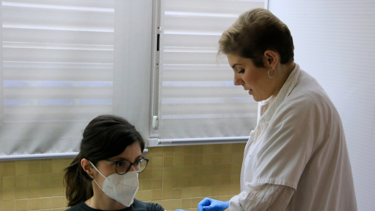 Una dona embarassada rep la vacuna de la grip en un CAP.