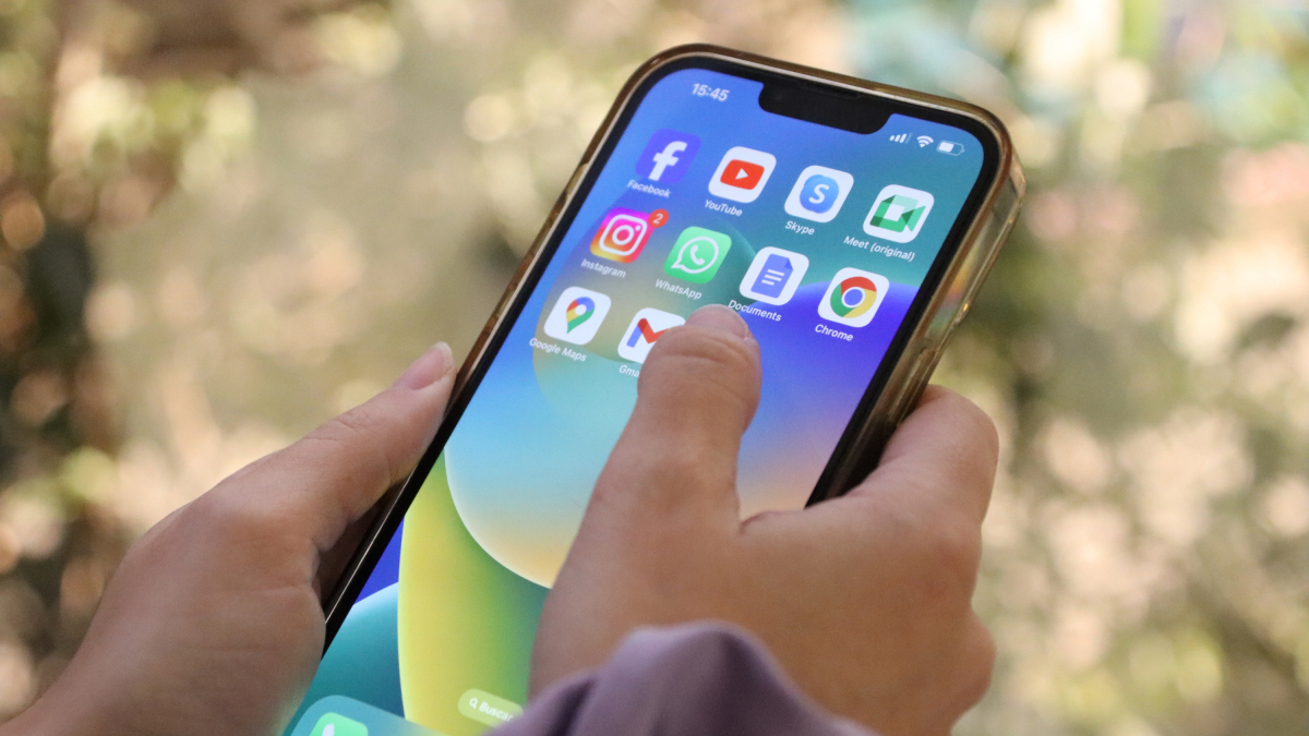 Una joven utiliza el móvil.