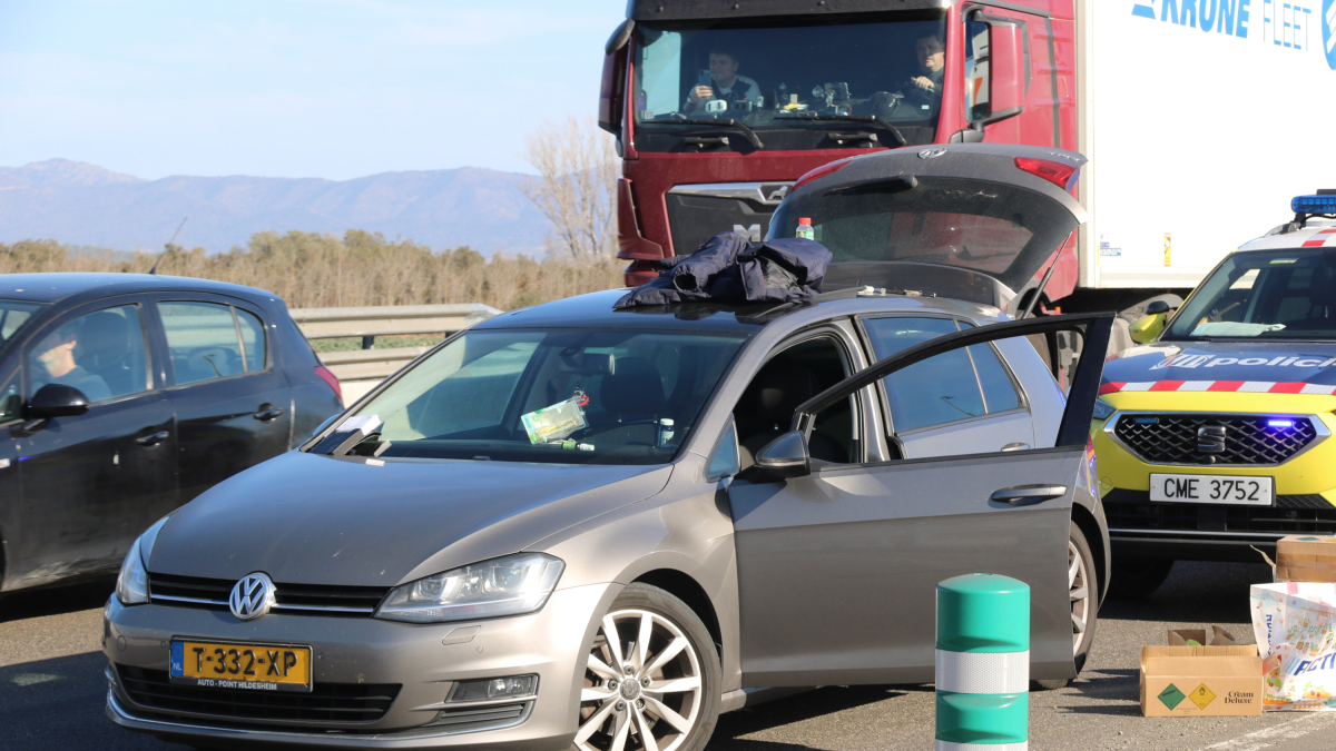 El coche parado por los Mossos en la salida 3 de Figueres.