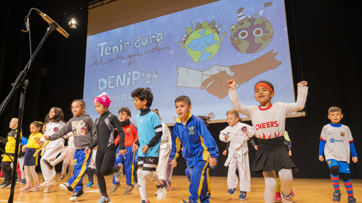 Alumnos de la escuela Marcel·lí Domingo bailando al ritmo de ‘M'agrada l'esport’.