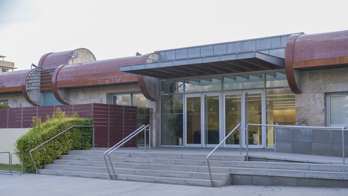 Fotografia de l’accés al Tanatori Municipal a través de la plaça de Pablo Picasso.