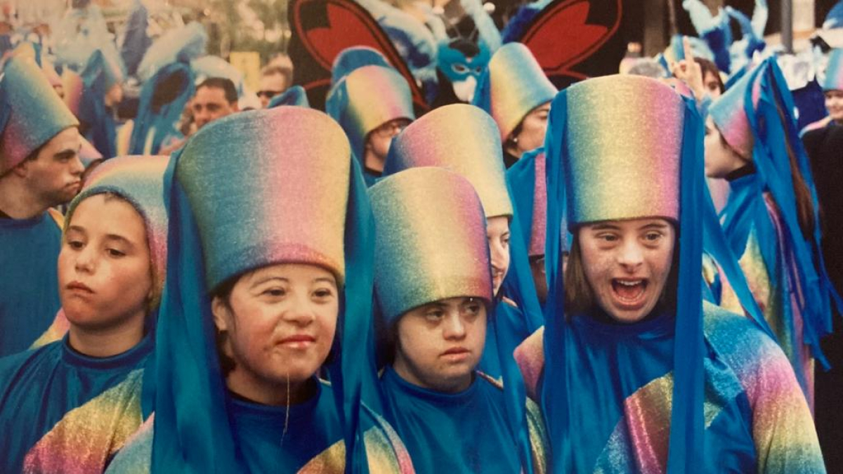 Miembros del Club Vaixell disfrazados durante una Rua de l'Artesania de los años noventa.