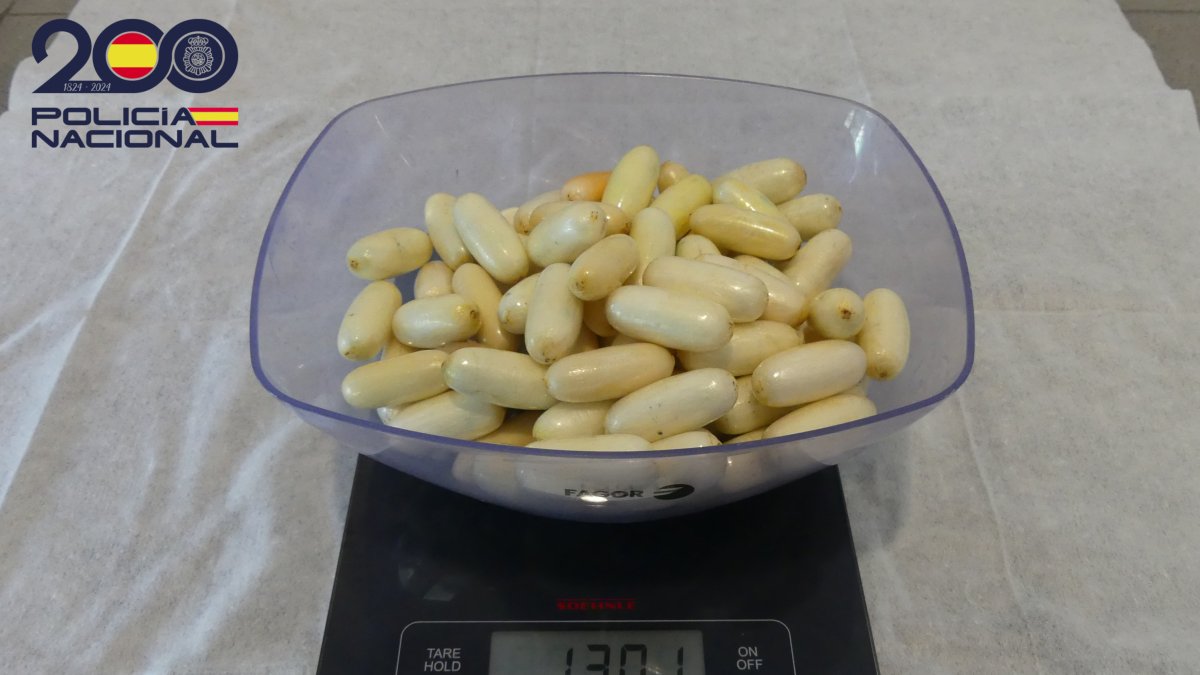 Bellotas de cocaína ingeridos por tres pasajeros pillados en el aeropuerto del Prat.