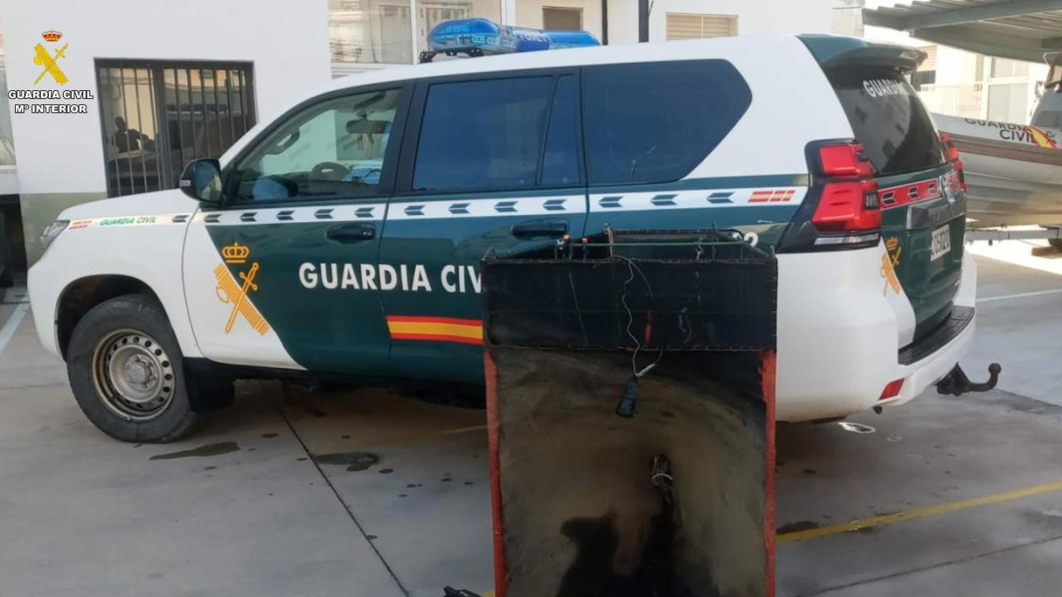 Imagen de un vehículo de la Guardia Civil con el utensilio.