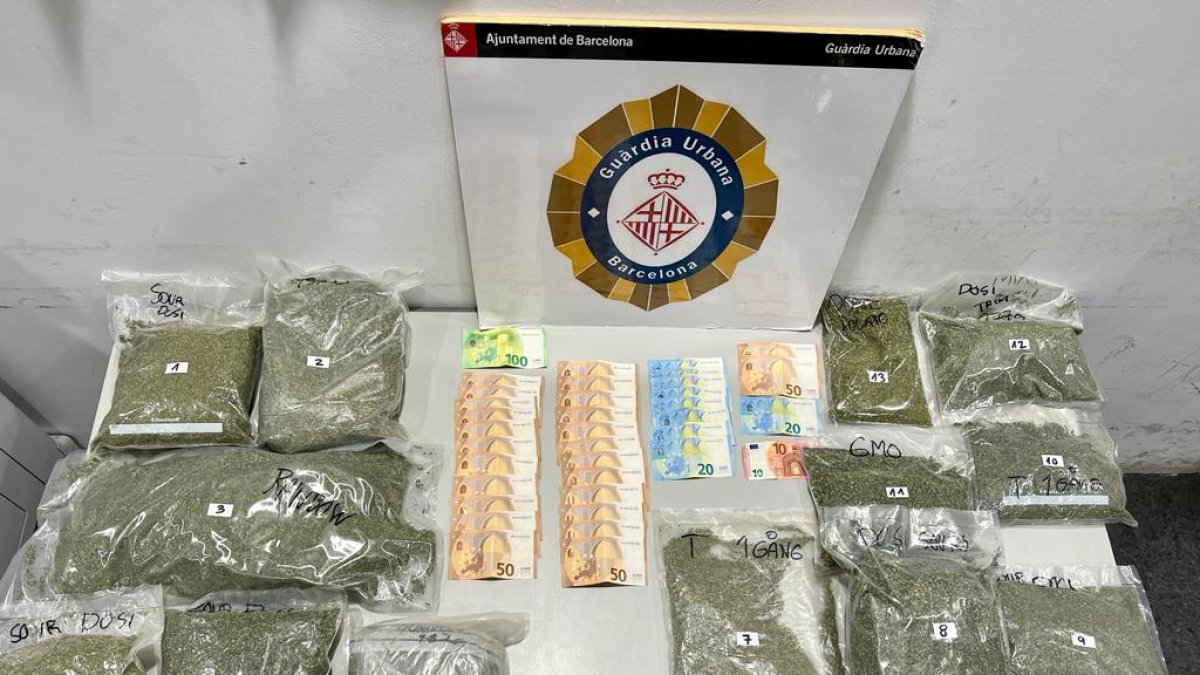 Material intervenido por la Guardia Urbana de Barcelona en la plaza España.
