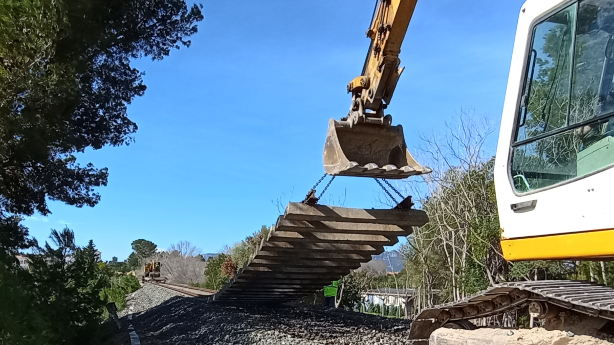 Imatge del desmantellament de l'antiga via entre Vandellòs i Salou.