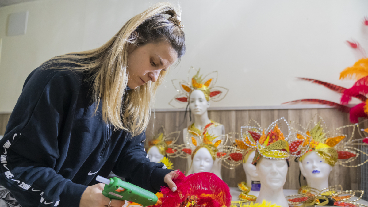 La comparsa l’Albada aprofita els vespres, a partir de les 19, per a ultimar els detalls de les seves disfresses.