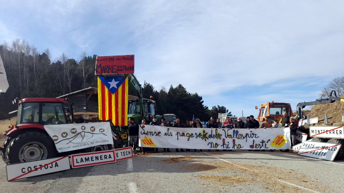 La protesta dels agricultors ha tallat la C-38 al coll d'Ares, on els manifestants han entravessat tractors a la calçada.