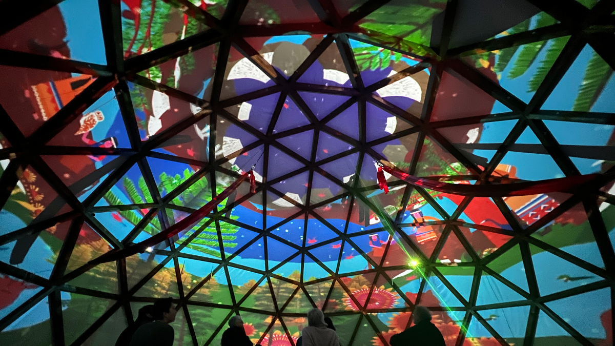 El interior del recinto permite proyectar imágenes sobre su superficie.