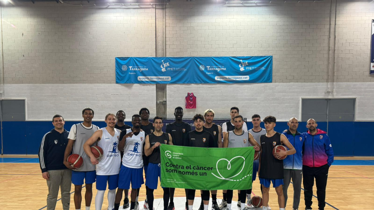 Los jugadores del CBT con la Asociación contra el Cáncer.
