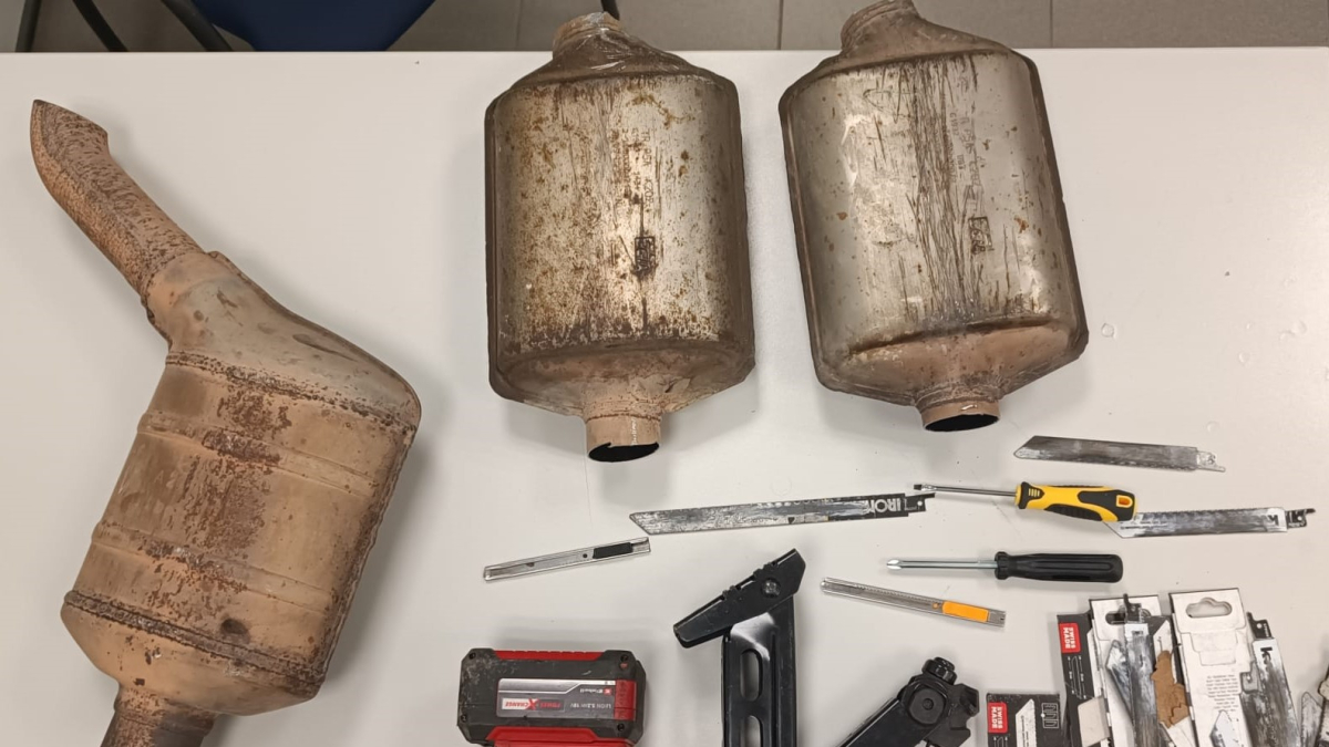 Testimonis alertaron al 112 que había a un hombre que estaba manipulando los bajos de un vehículo.