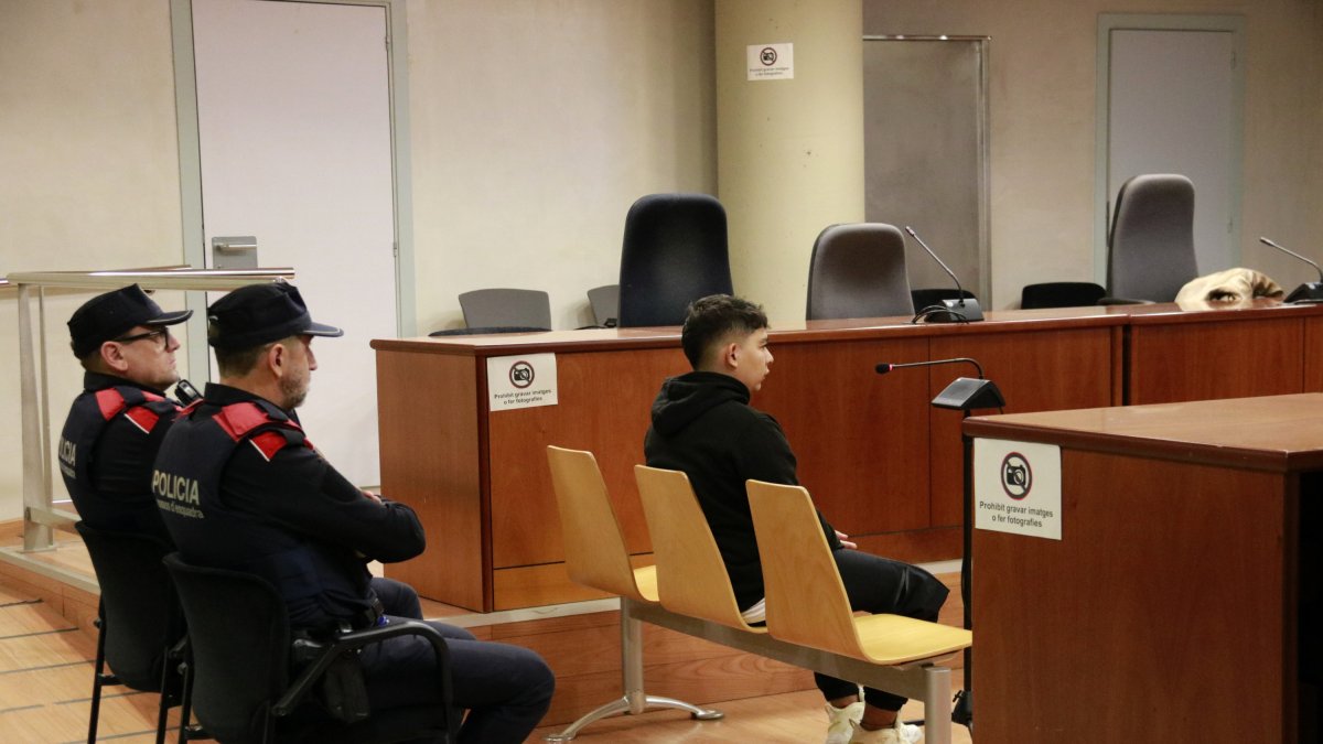 El acusado de violar a una chica con discapacidad en Lleida en el 2020 durante el juicio en la Audiencia de Lleida.