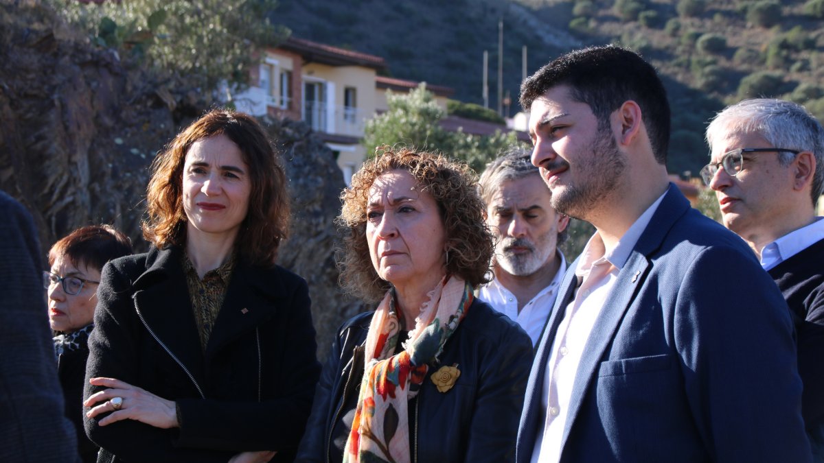 La consejera de Justicia y Memoria, Gemma Ubasart; la consejera de Territorio, Ester Capella y el alcalde de Portbou, Gael Rodríguez.
