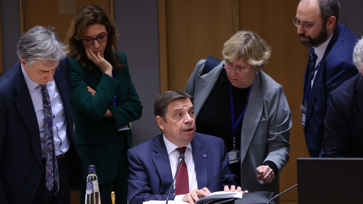 El ministro de Agricultura, Pesca y Alimentación del gobierno español, Luis Planas, durante la reunión en el Consejo de la UE donde se han pactado las cuotas de pesca para el 2024.