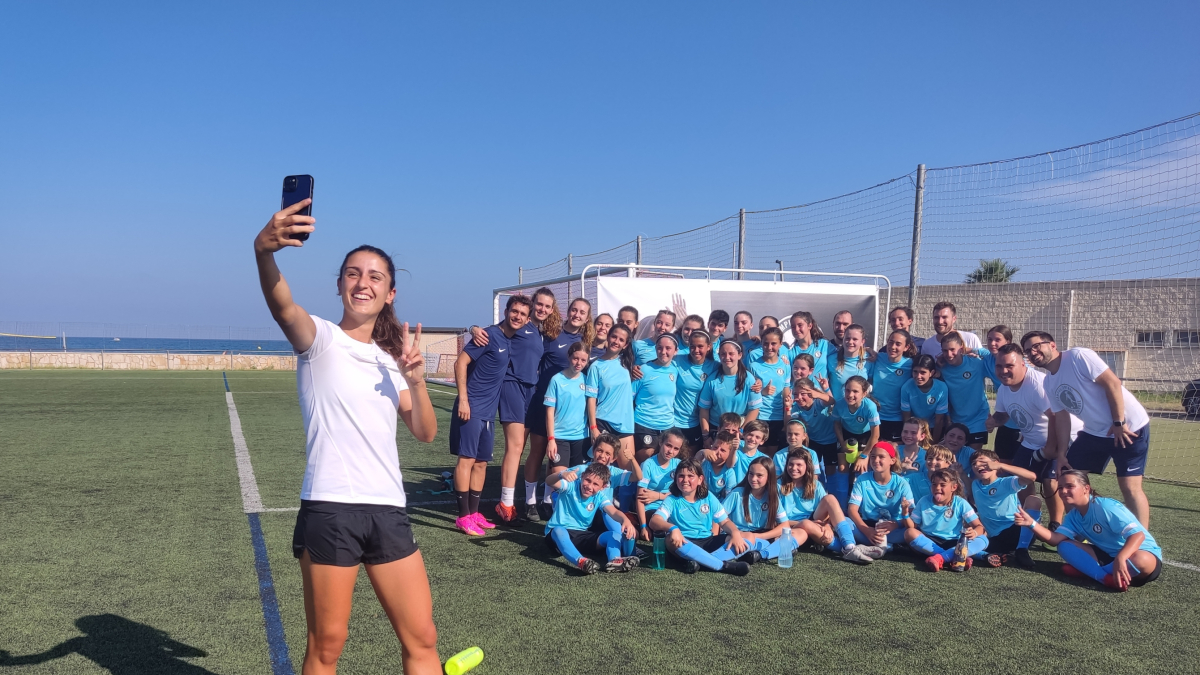 Jana Fernàndez amb les participants d'una edició anterior del campus.