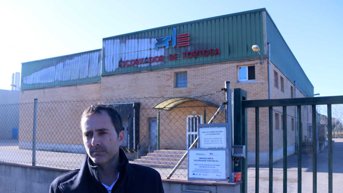 L'alcalde de Tortosa, Jordi Jordan, visitant les instal·lacions sinistrades de l'Escorxador, aquest dilluns al matí.