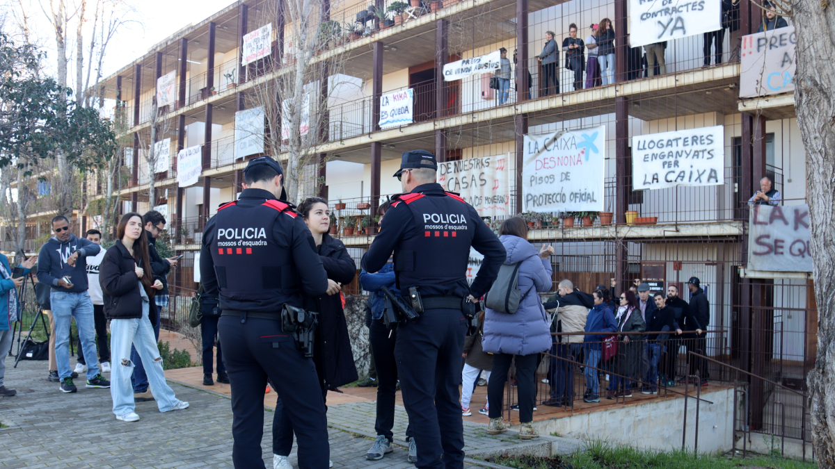 Una sesentena de personas concentradas delante de un bloque de pisos de protección oficial de Salou ante el desahucio de una vecina.