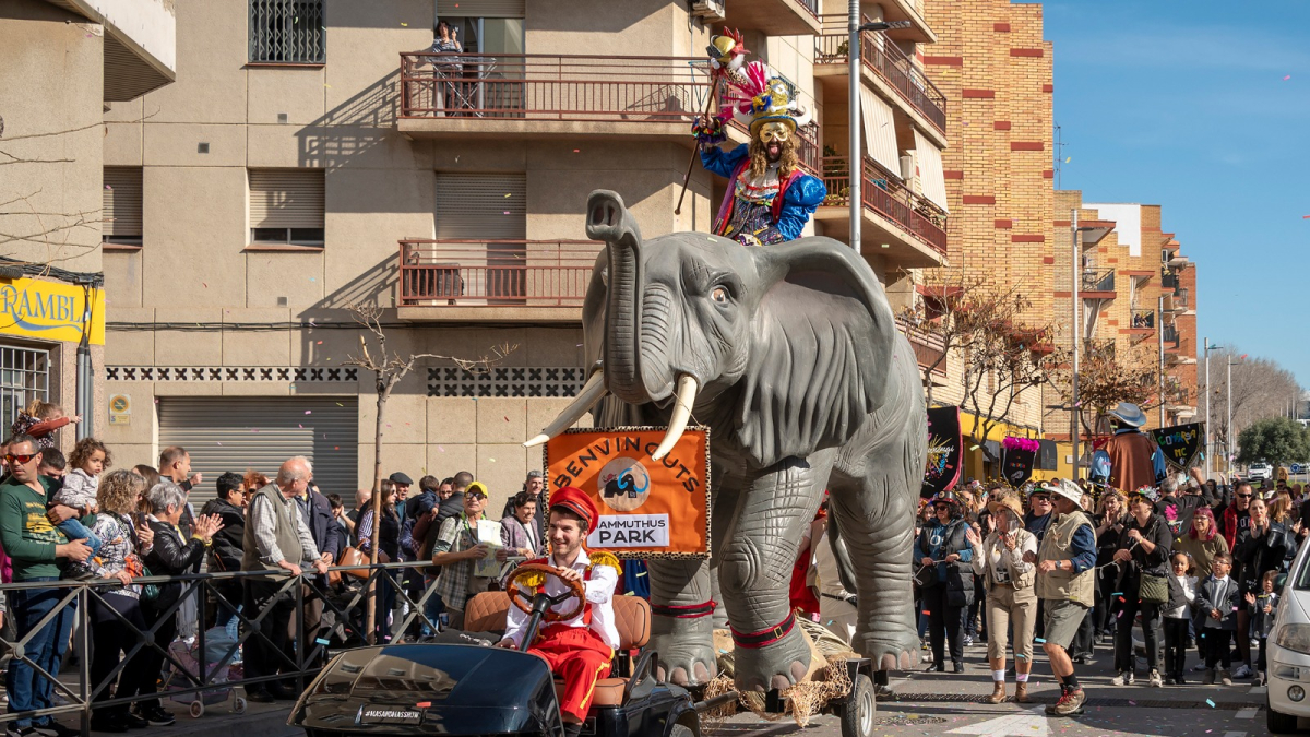 Imagen del Rey Carnestoltes encima de un mamut en la Canonja.