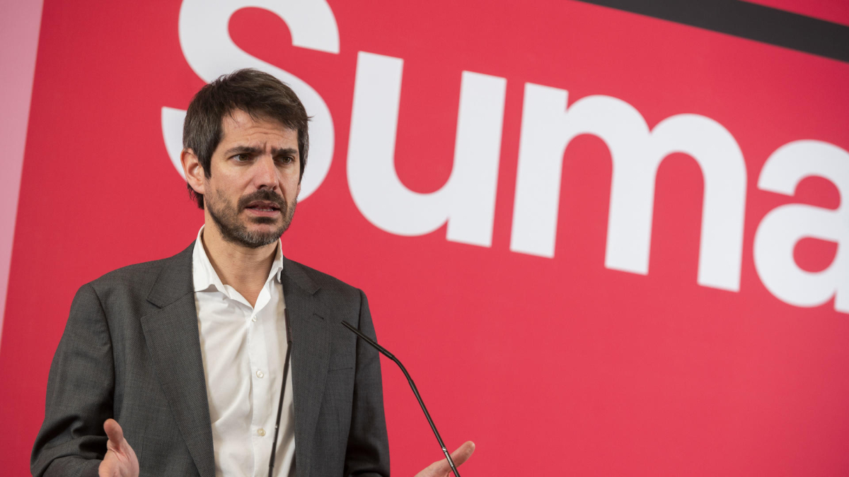 El portavoz de Sumar, Ernest Urtasun, durante la rueda de prensa que ha ofrecido este lunes en Madrid.