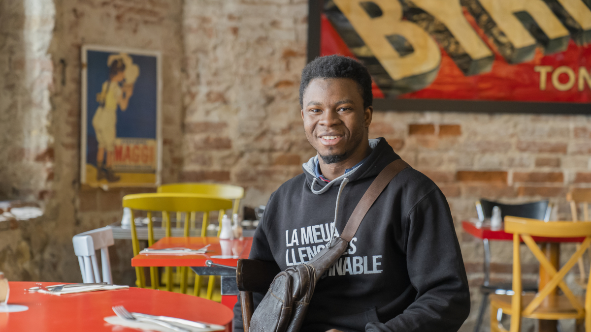 Traoré, en las instalaciones de la Crêperie Kenavo, donde está «muy contento» con su trabajo.