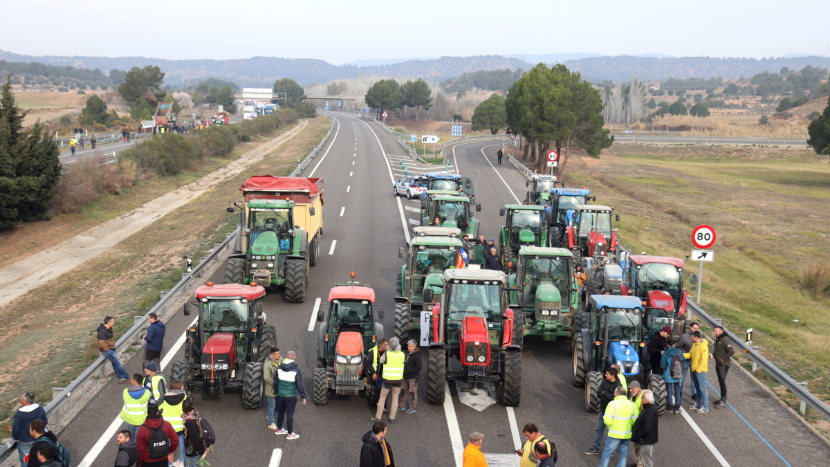Tractors tallant l'AP-2 a Montblanc.