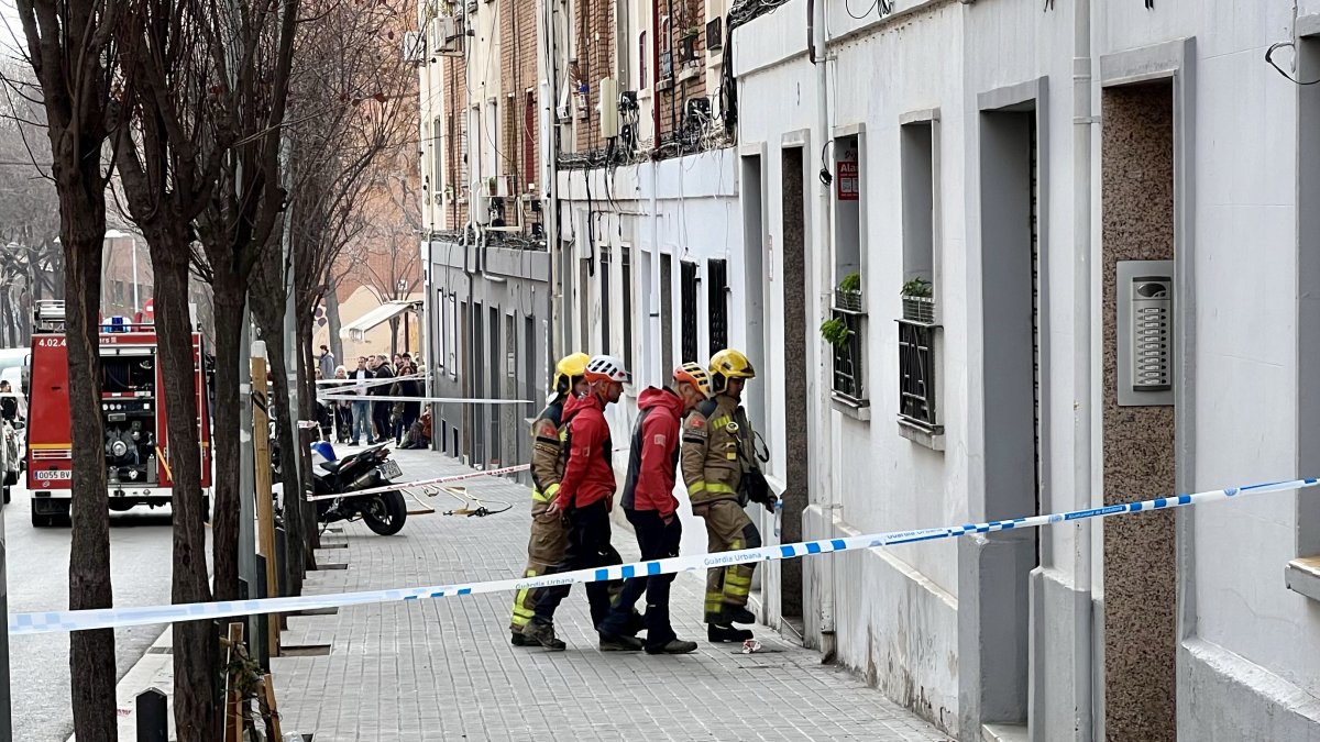 Els Bombers treballen per comprovar si hi ha persones atrapades en un edifici que s'ha esfondrat a Badalona.