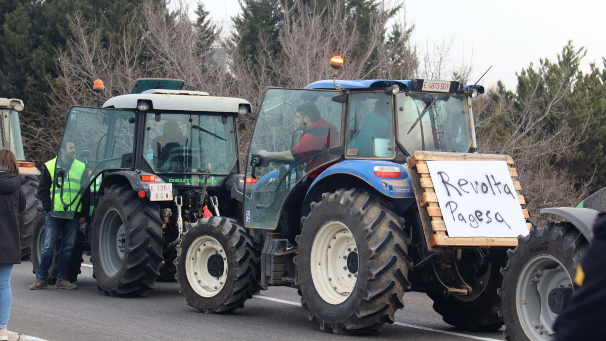 Dos de los tractores que han participado en el corte|trozo de carreteras en Montblanc.