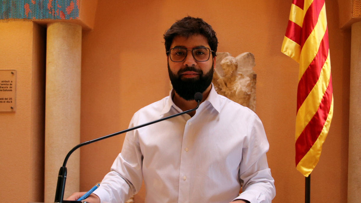 L'alcalde de Montblanc, Oriol Pallissó, en la roda de premsa per explicar que acataran la sentència i col·locaran la bandera espanyola al balcó del consistori.