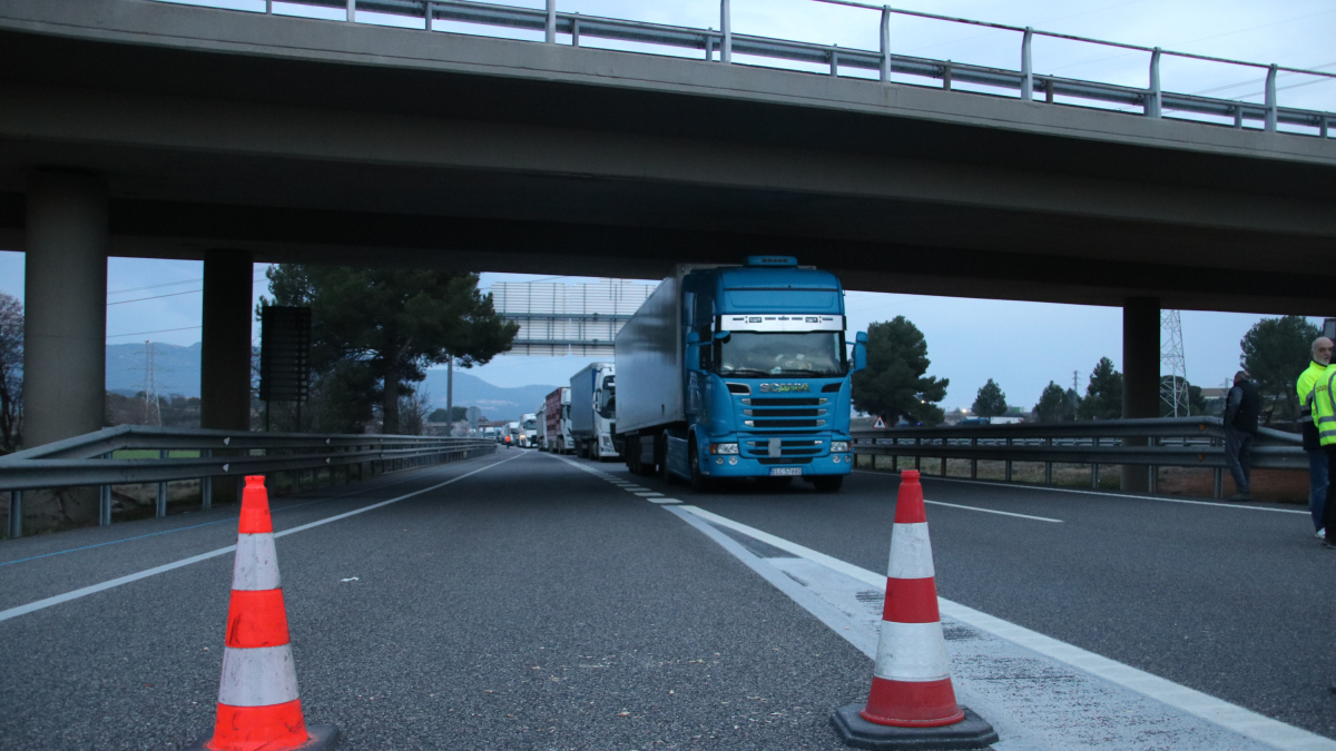 Camiones parados en la AP-7 en Montblanc por el corte de los payeses.