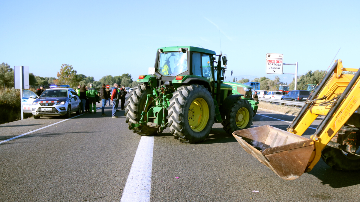 Tractors abandonen el tall de l'autopista AP-7 a l'Aldea, aquest dimecres al matí.
