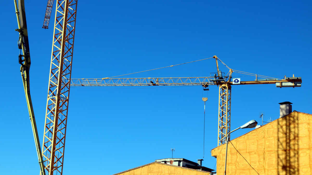Grúas en una obra de un bloque de pisos que empieza a levantarse en la avenida de Montilivi de Gerona