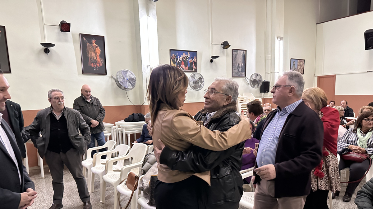 Francisco García Guerrero abraçant-se a Sandra Guaita, alcaldessa de Reus.