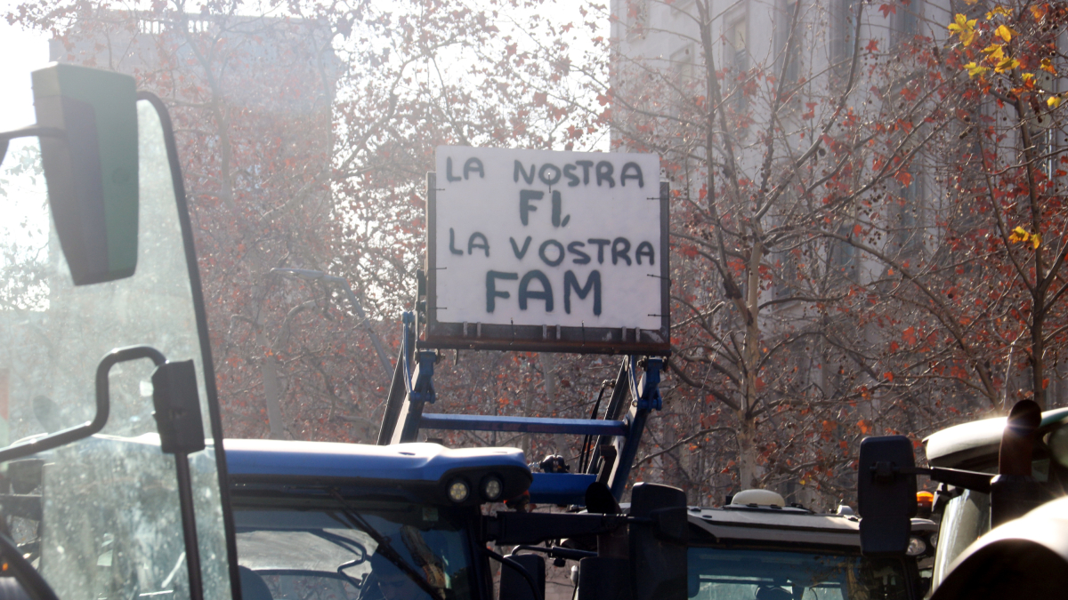 Tractors aparcats a la Gran Via.