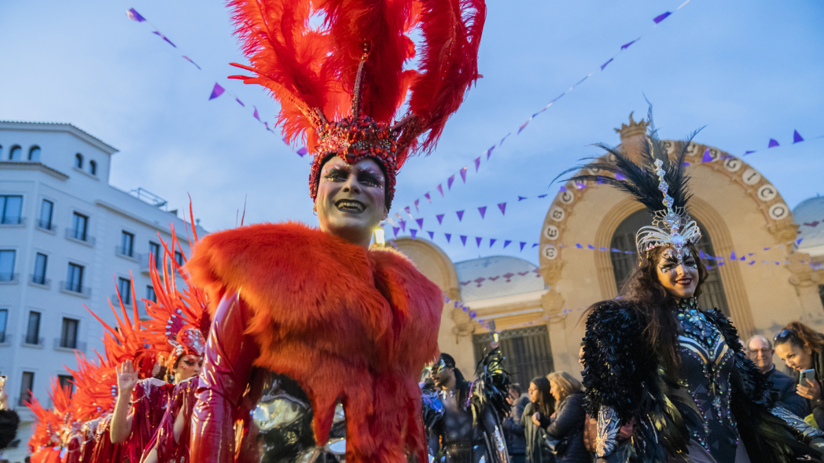 El Rey del Carnaval, Javier Palacios, la Concubina, Ainara Zapata, y sus seguicis, llenaron la plaza de la Disbauxa.