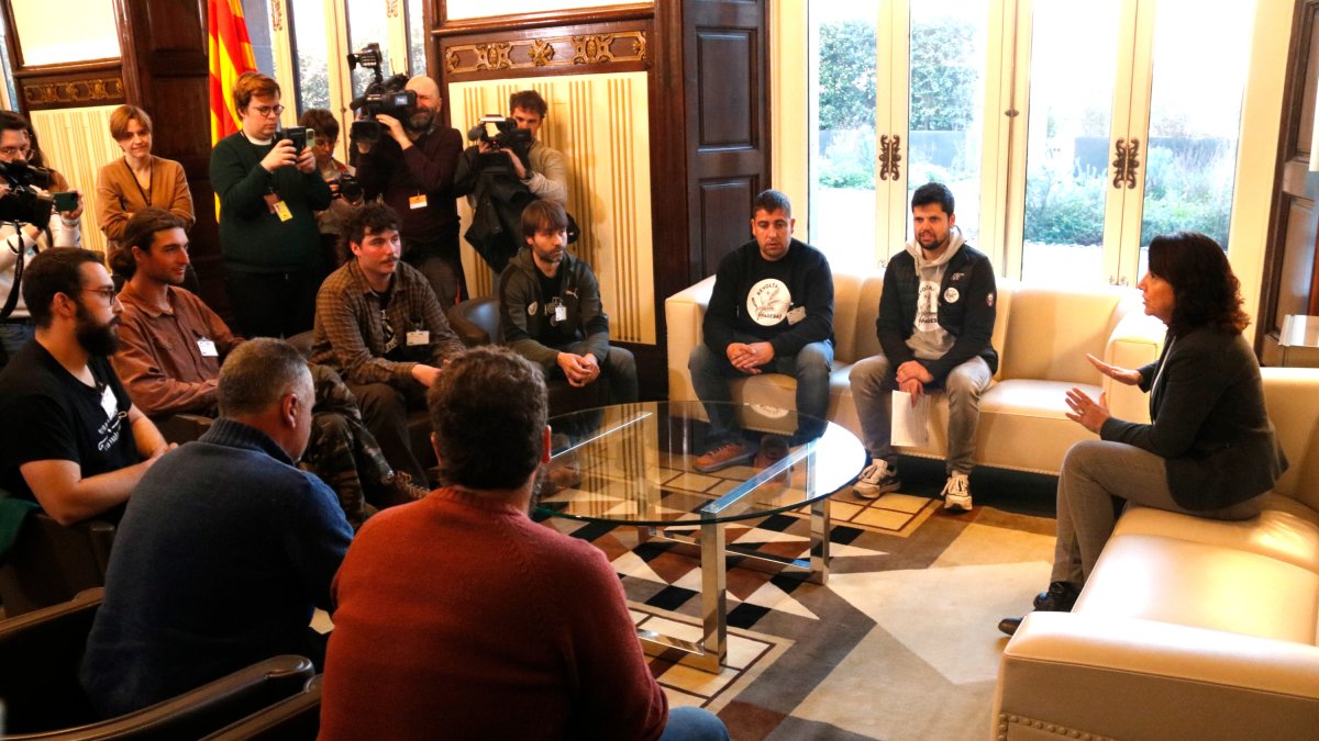 La presidenta del Parlamento, Anna Erra, se reúne con representantes de los payeses