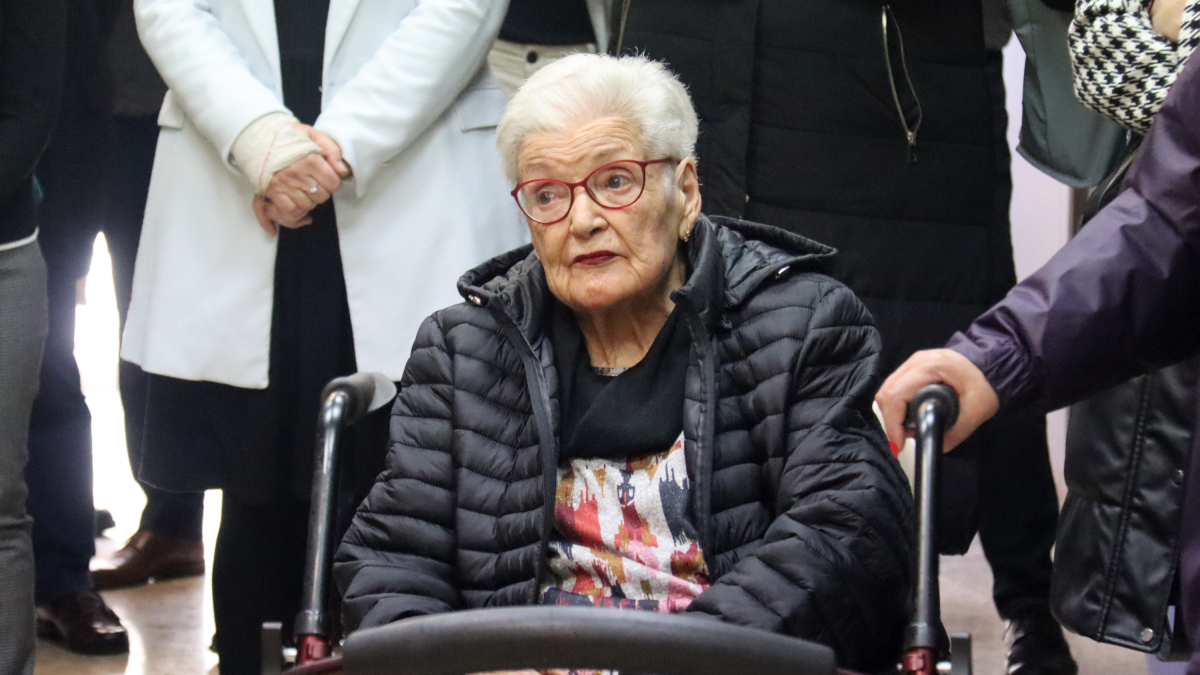 Dolors Granell durant la visita a la nova exposició a l'antic centre penitenciari de Tarragona.