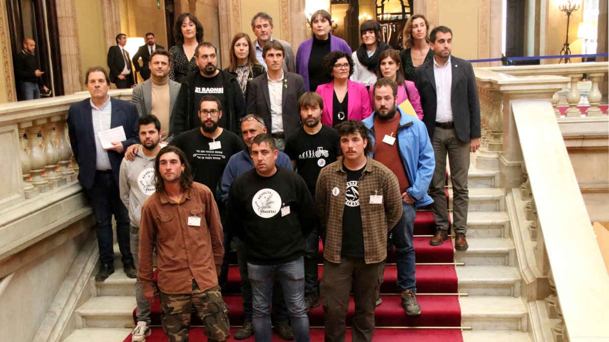 La foto de familia a la salida de la ruenión con los grupos políticos con algunos agricultores