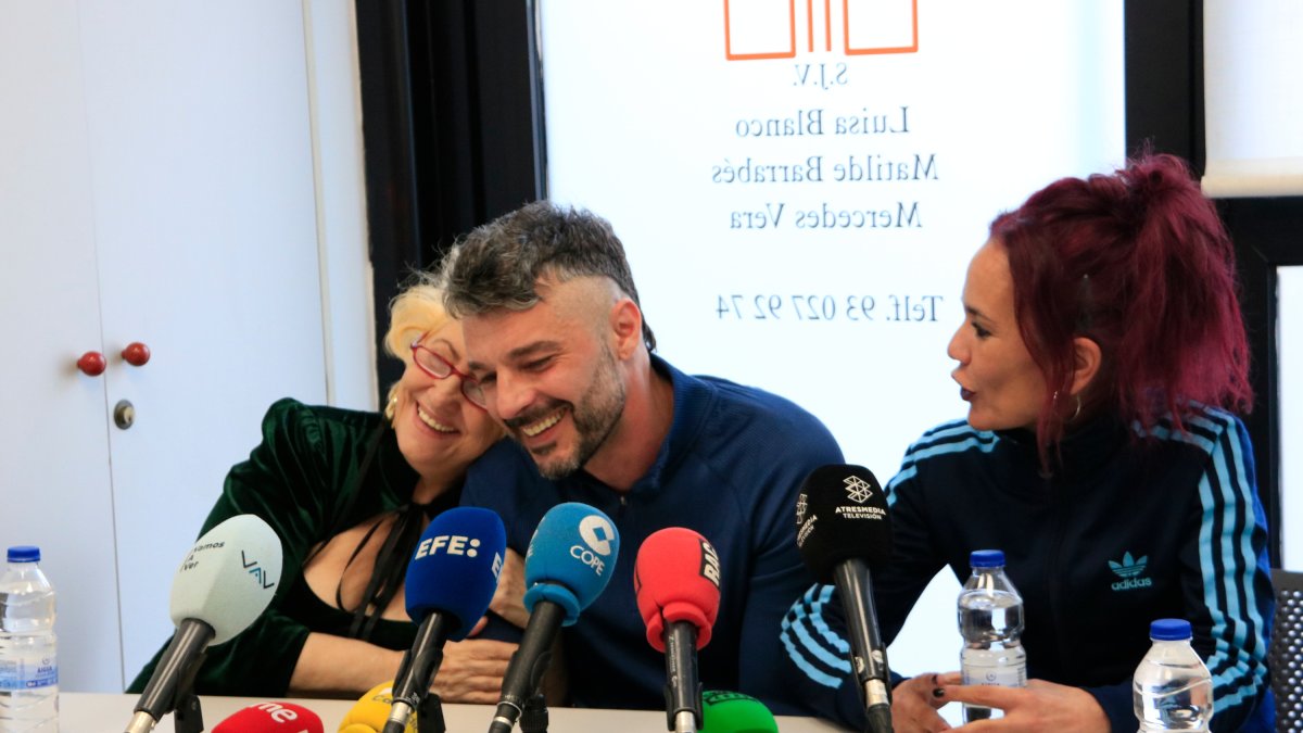 La presidenta de la asociación El Defensor del Paciente, Carmen Flores, hace un gesto afectivo hacia los padres de Luca