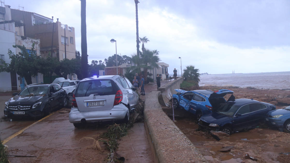 Fotografia de cotxes destrossats a les Cases d'Alcanar del setembre de 2021