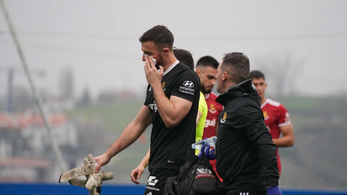 Alberto Varo retirándose del terreno de juego el pasado domingo.