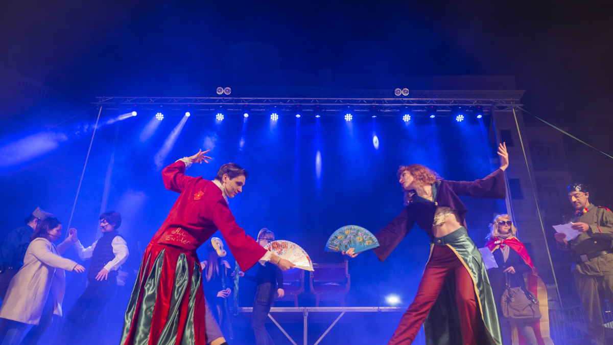 El Rey Carnaval y la Reina Pimpolla sedujeron a los asistentes con su discurso mordaz y satírico.