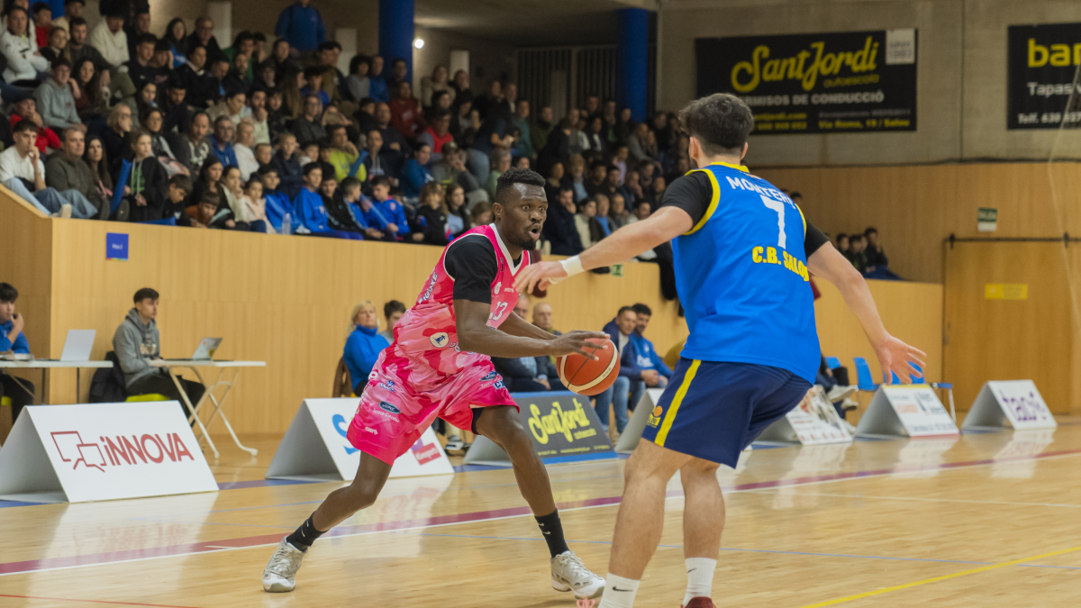 El jugador del CB Tarragona, Bright Mensah, durante el último derbi contra el Salou.