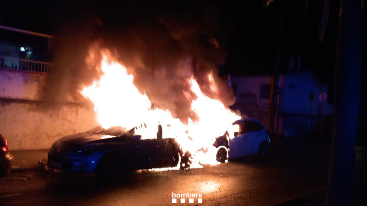 Los vehículos afectados por el incendio de esta madrugada en Reus